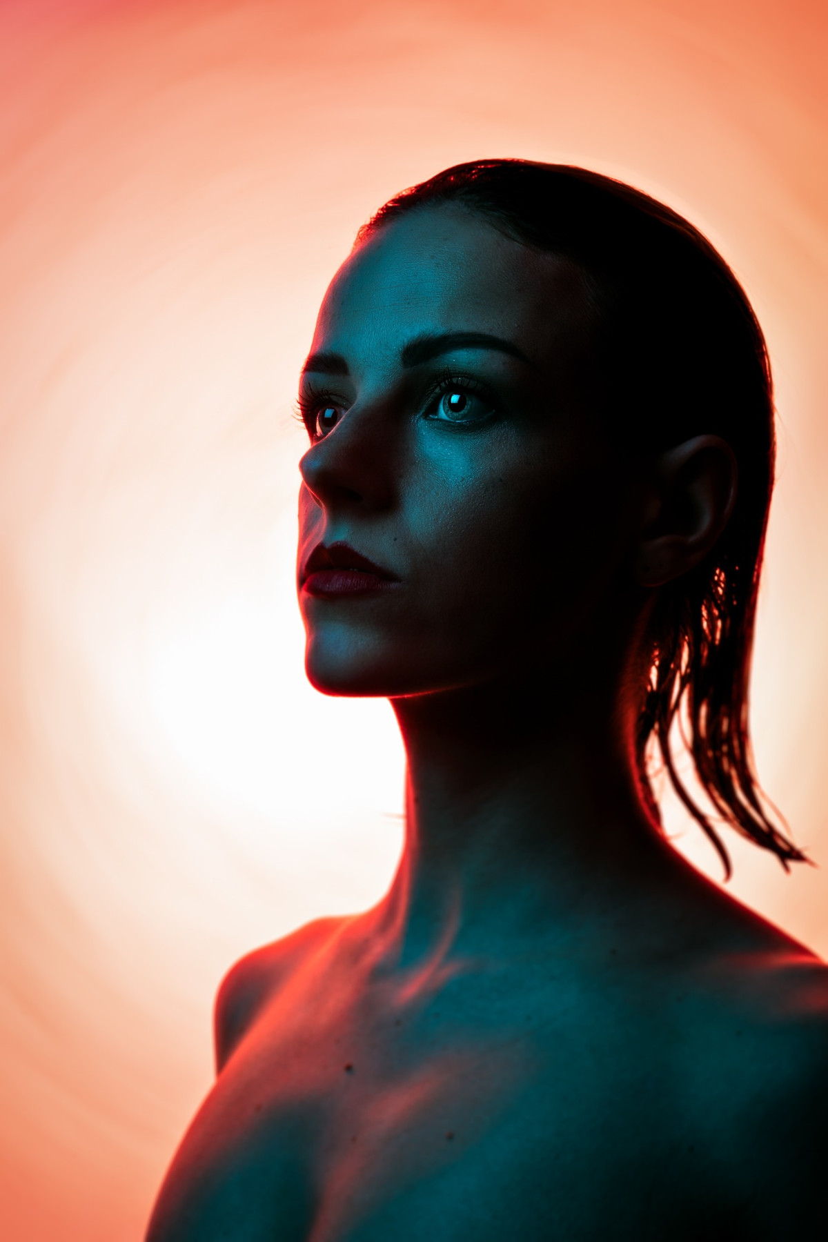 Portrait éditorial d'une femme en éclairage rouge et cyan