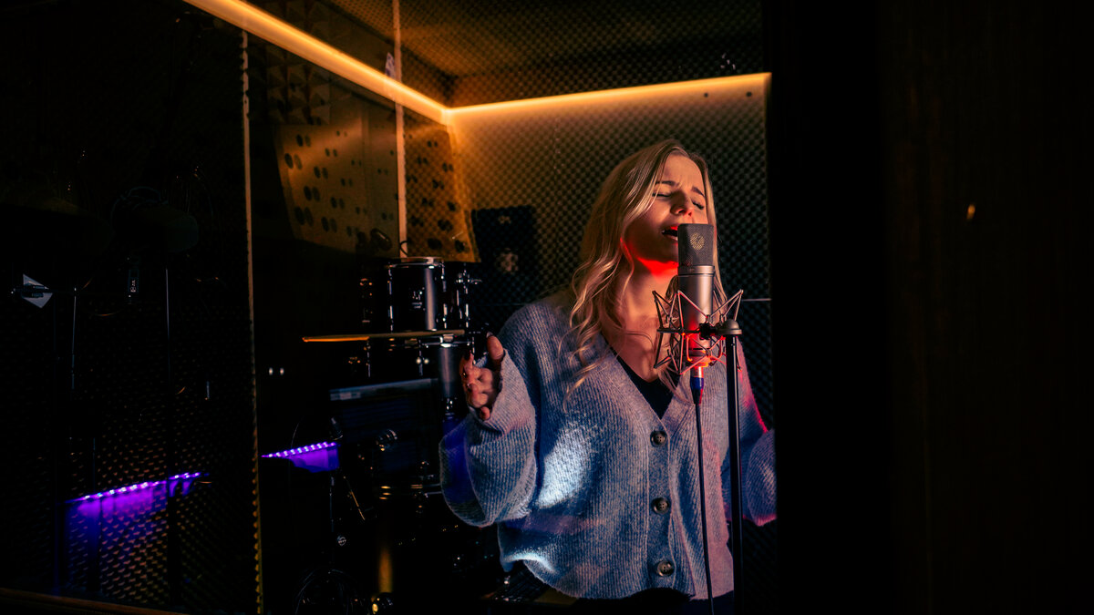 Reportage studio d'enregistrement, chanteuse au micro par Luca Struglia