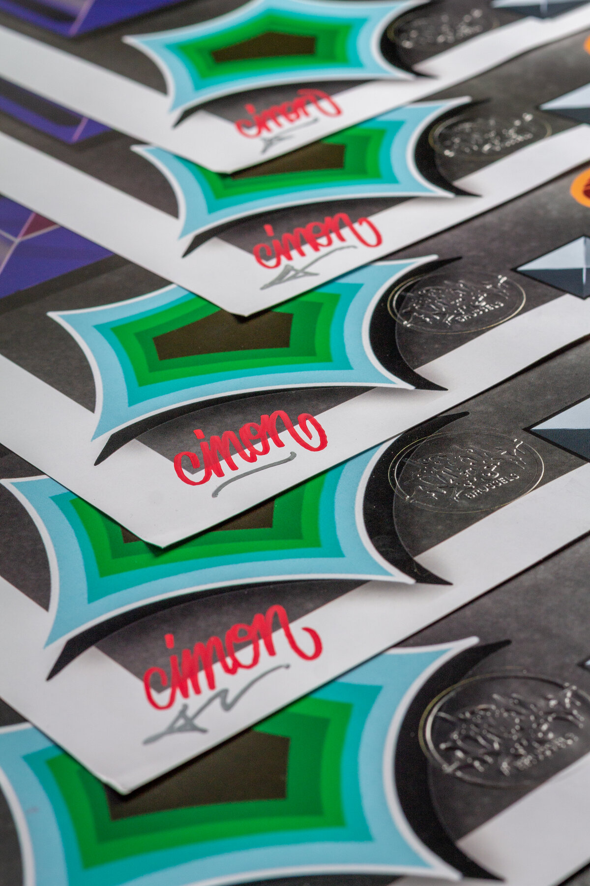Détail stickers signature d'artiste, image de marque par Luca Struglia