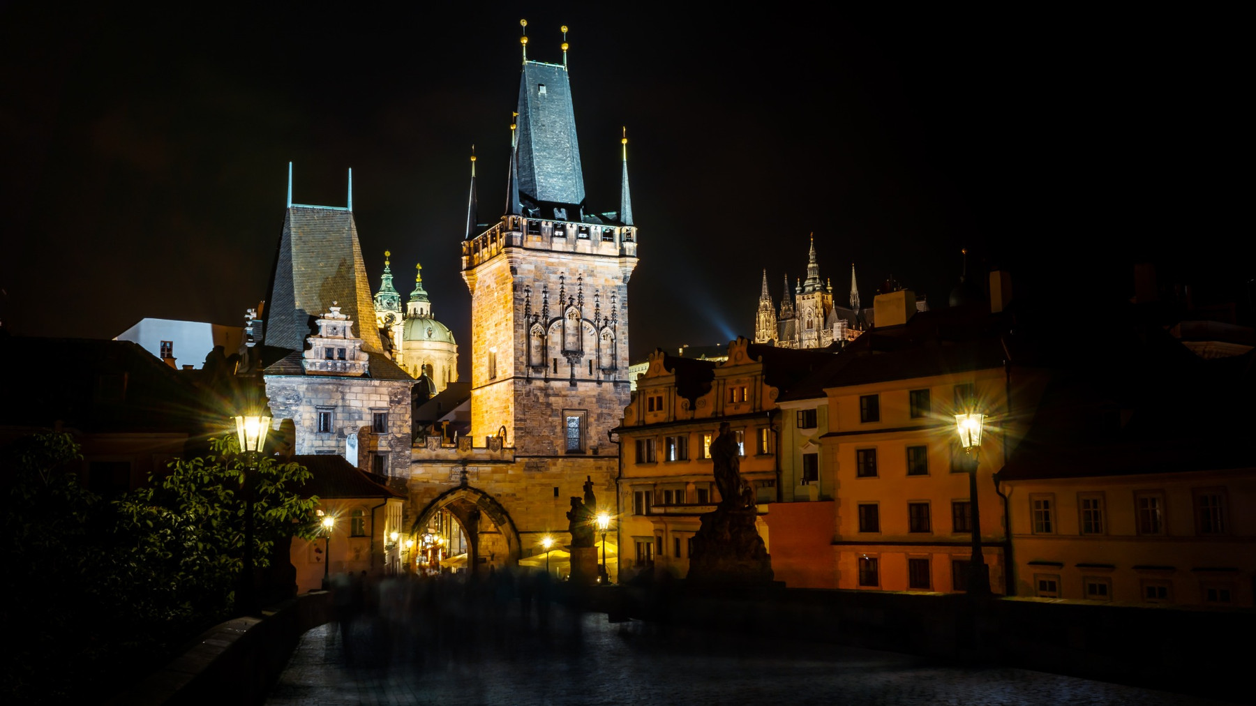 Vue nocturne du Théâtre national de Prague depuis la Vltava