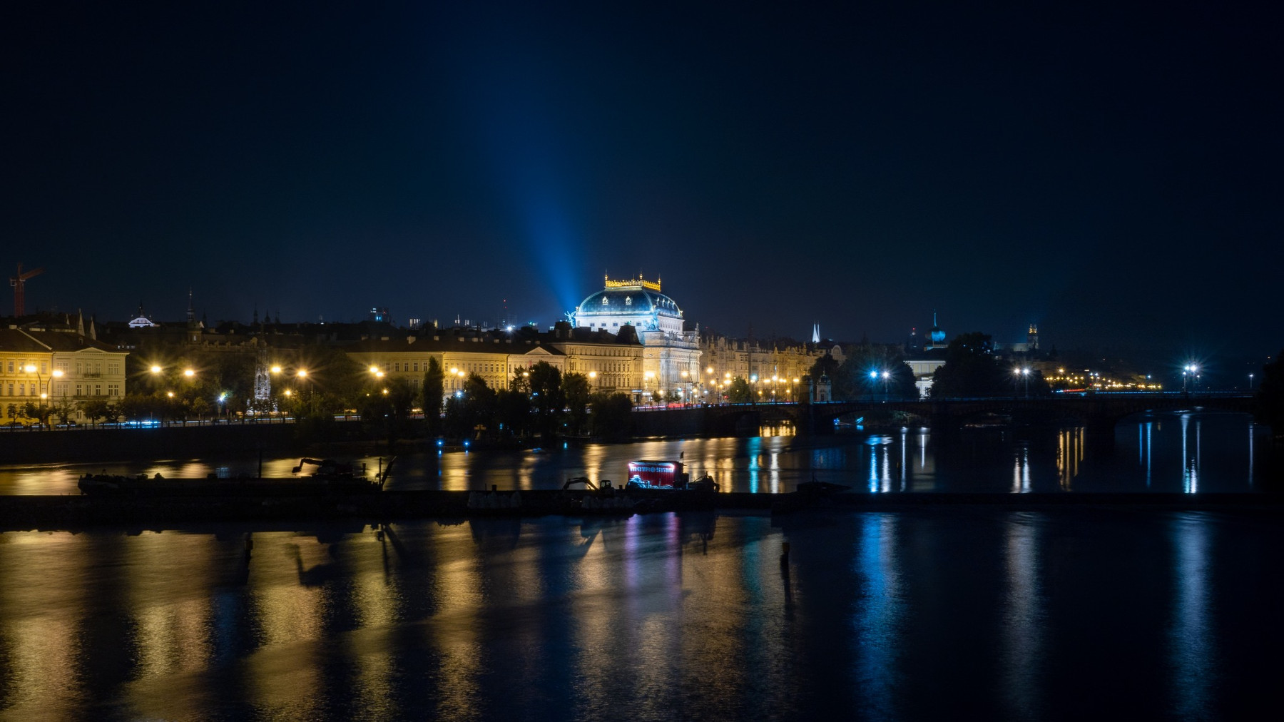 Tour du Pont Charles à Prague illuminée la nuit