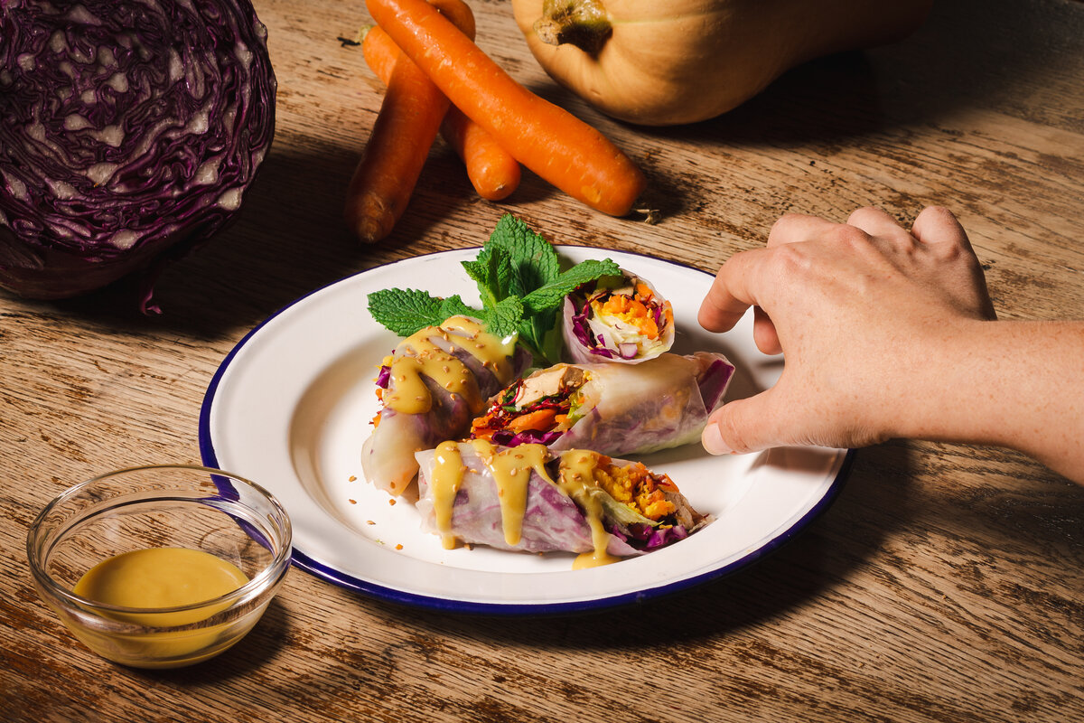Photographie culinaire, rouleaux frais et légumes de saison par Luca Struglia