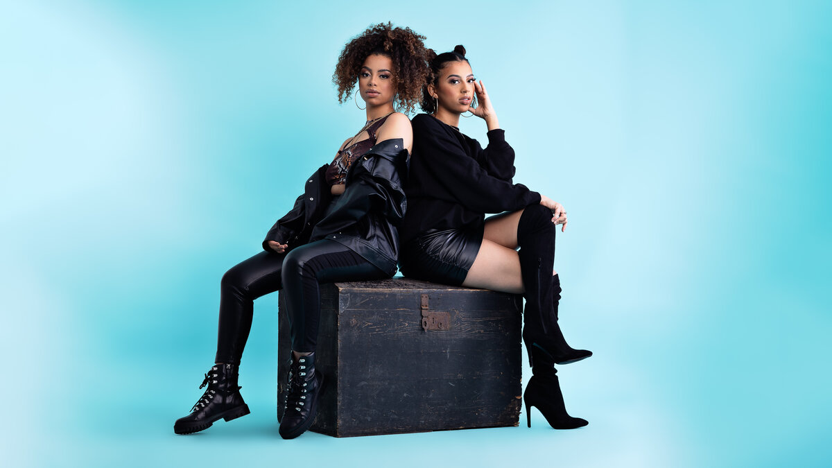 Portrait studio en duo, complicité et lumière colorée par Luca Struglia