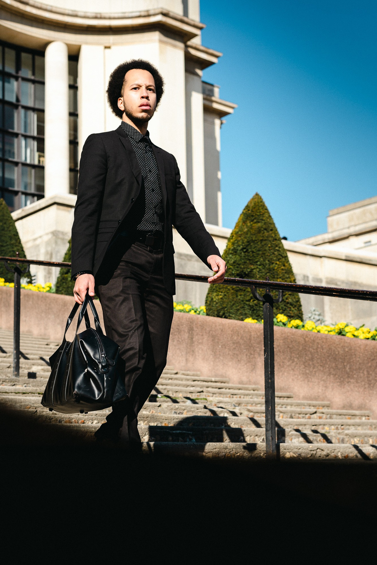 Portrait éditorial d'un homme en costume à Paris