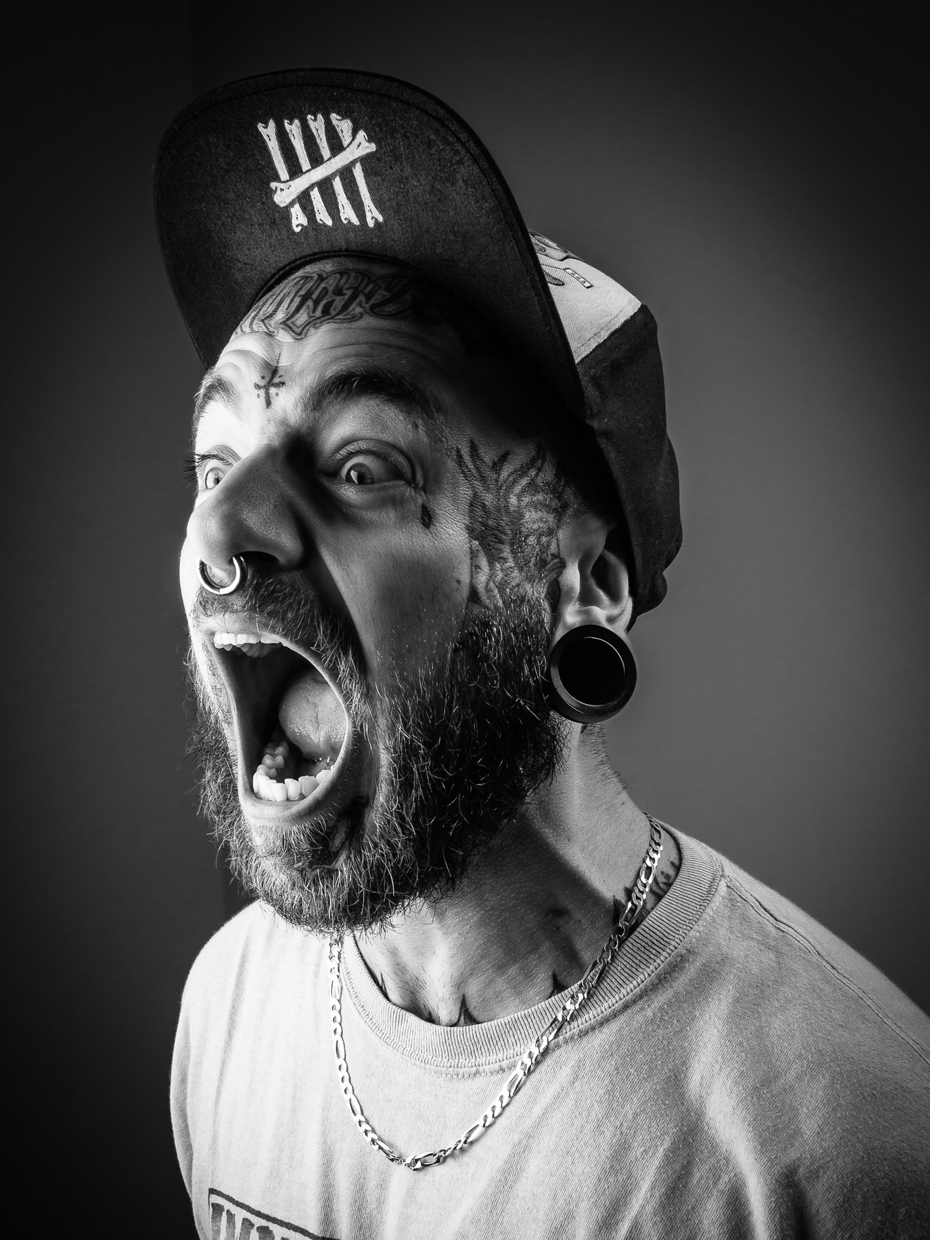 Portrait studio en noir et blanc, expression intense