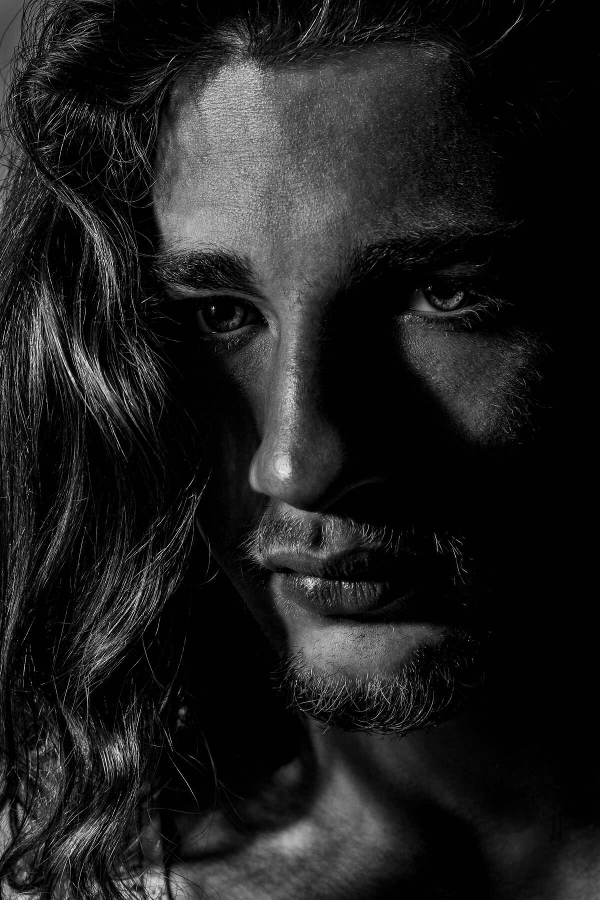 Portrait studio en clair-obscur, intensité du regard par Luca Struglia
