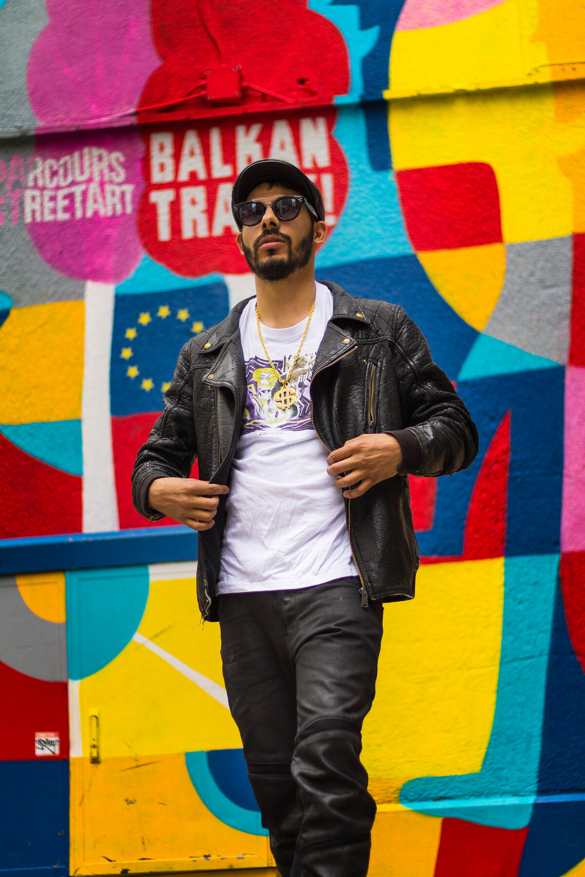 Portrait urbain en pied, attitude affirmée par Luca Struglia