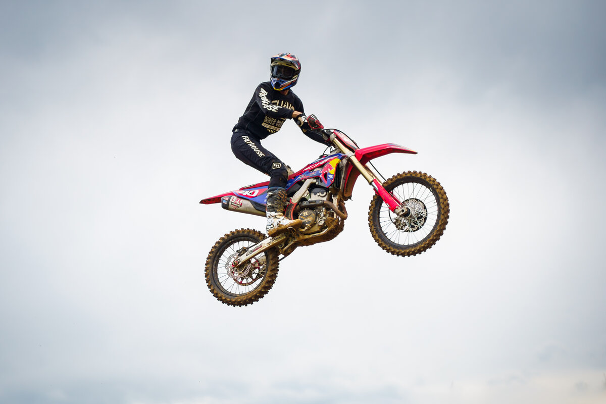 Motocross en plein saut, image dynamique pour contenu réseaux par Luca Struglia