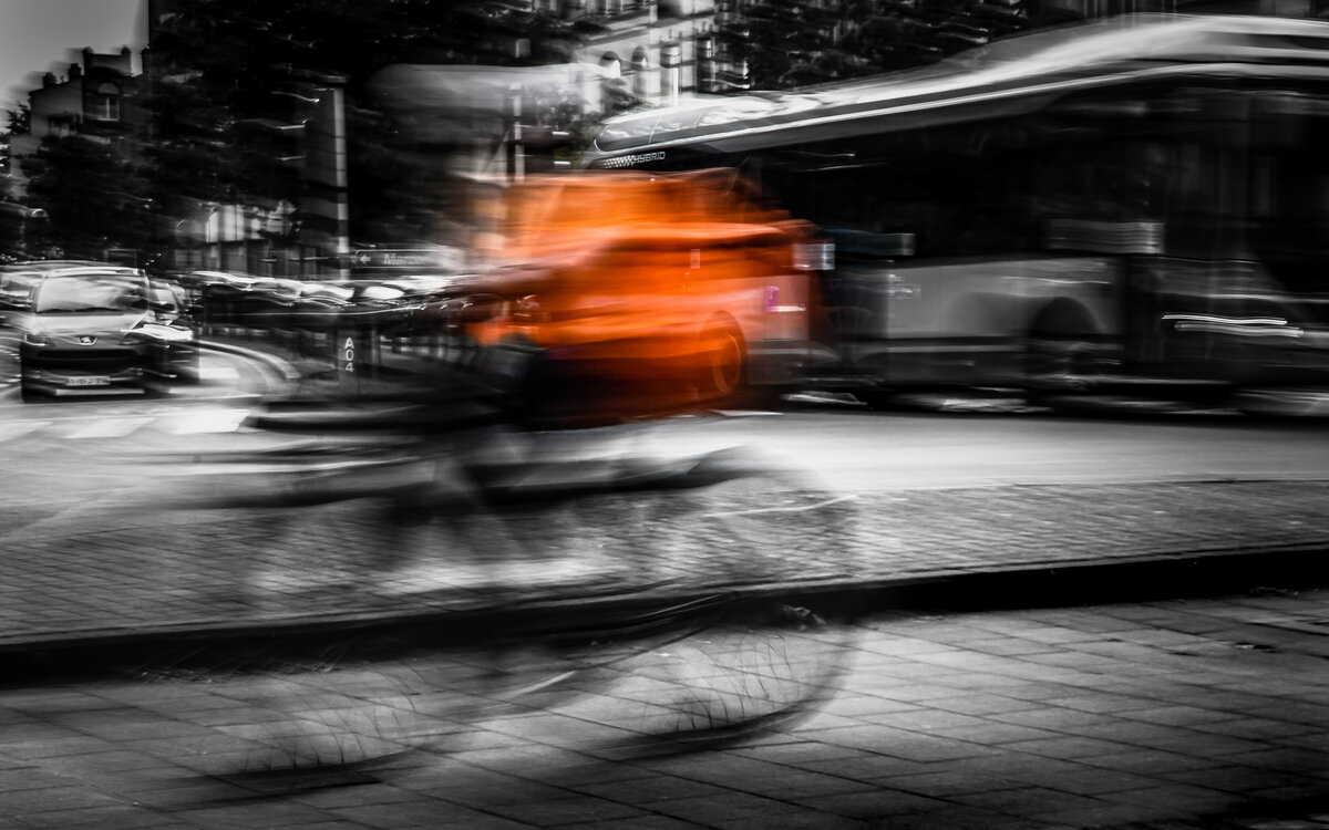 Cycliste en mouvement, traînée orange dynamique pour contenu réseaux par Luca Struglia