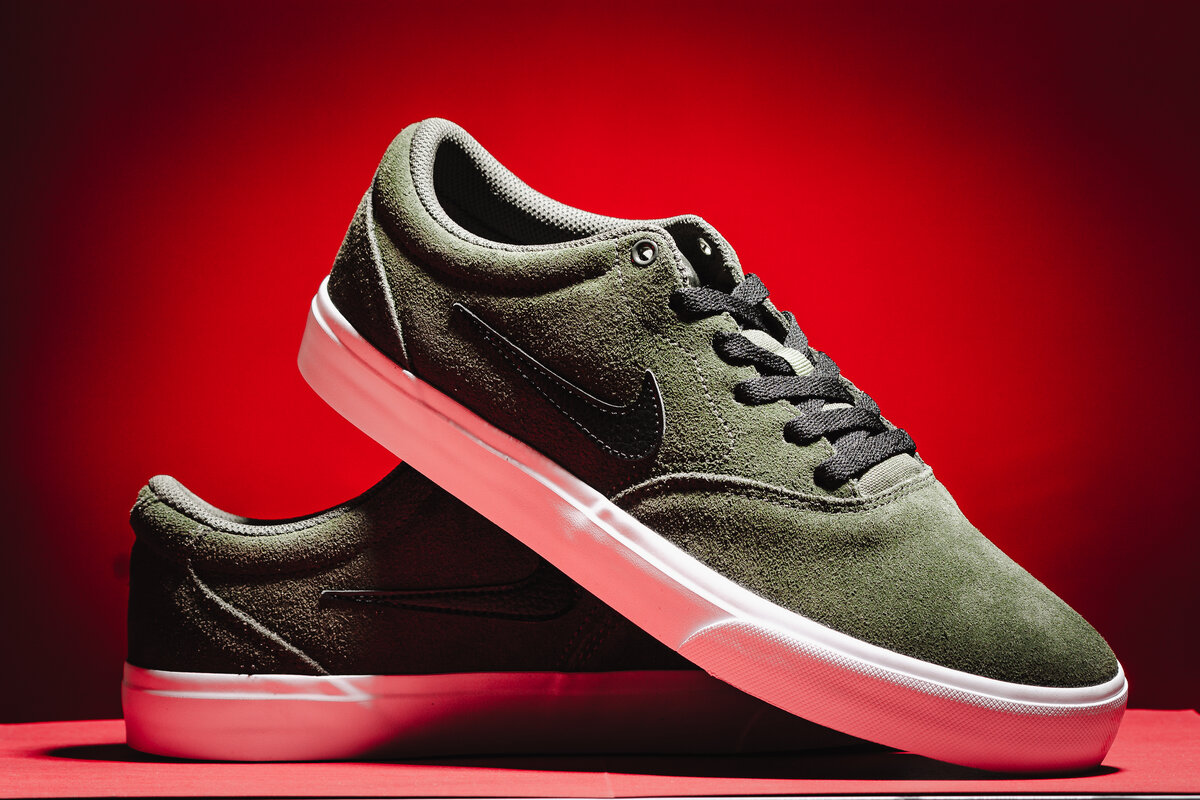 Photographie produit, sneakers sur fond rouge pour image de marque par Luca Struglia