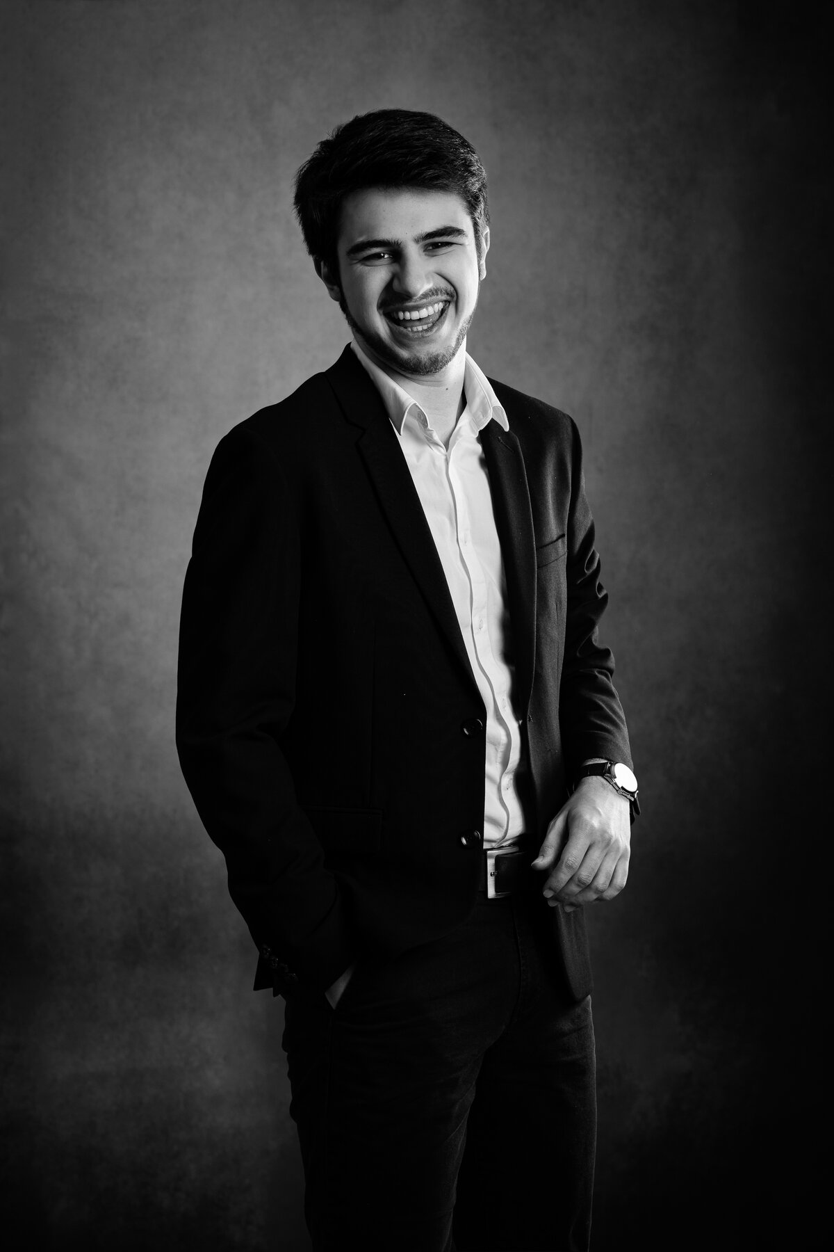 Portrait studio en noir et blanc, sourire complice par Luca Struglia