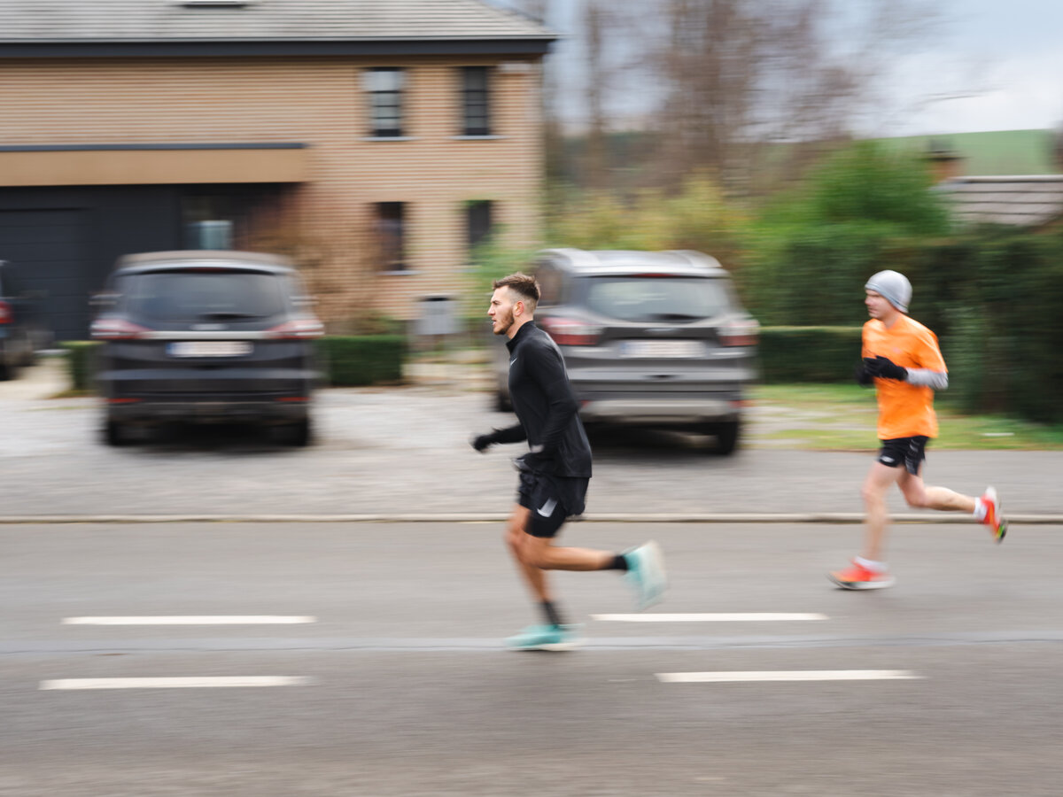 Reportage running club, énergie collective sur la ligne de départ par Luca Struglia