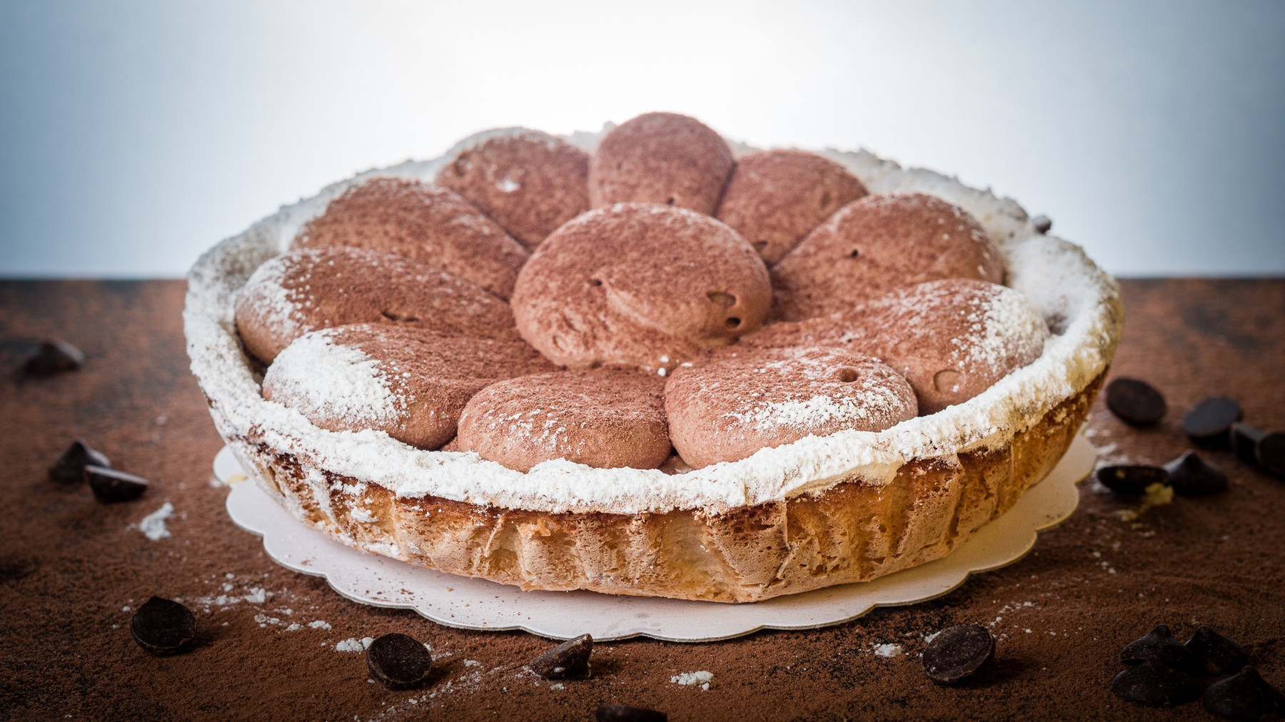 Tiramisu artisanal saupoudré de cacao, gros plan