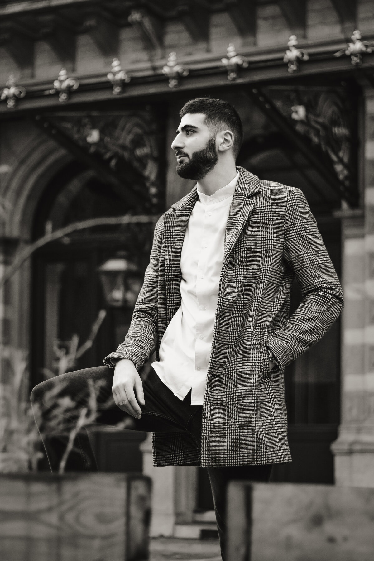 Portrait extérieur, manteau à carreaux et architecture historique, par Luca Struglia