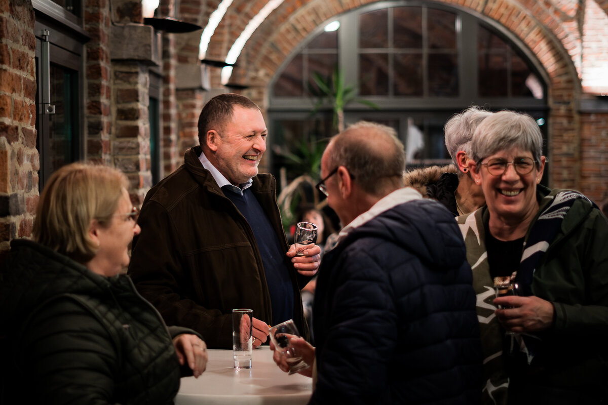 Reportage tourisme, échanges chaleureux dans une micro-brasserie par Luca Struglia