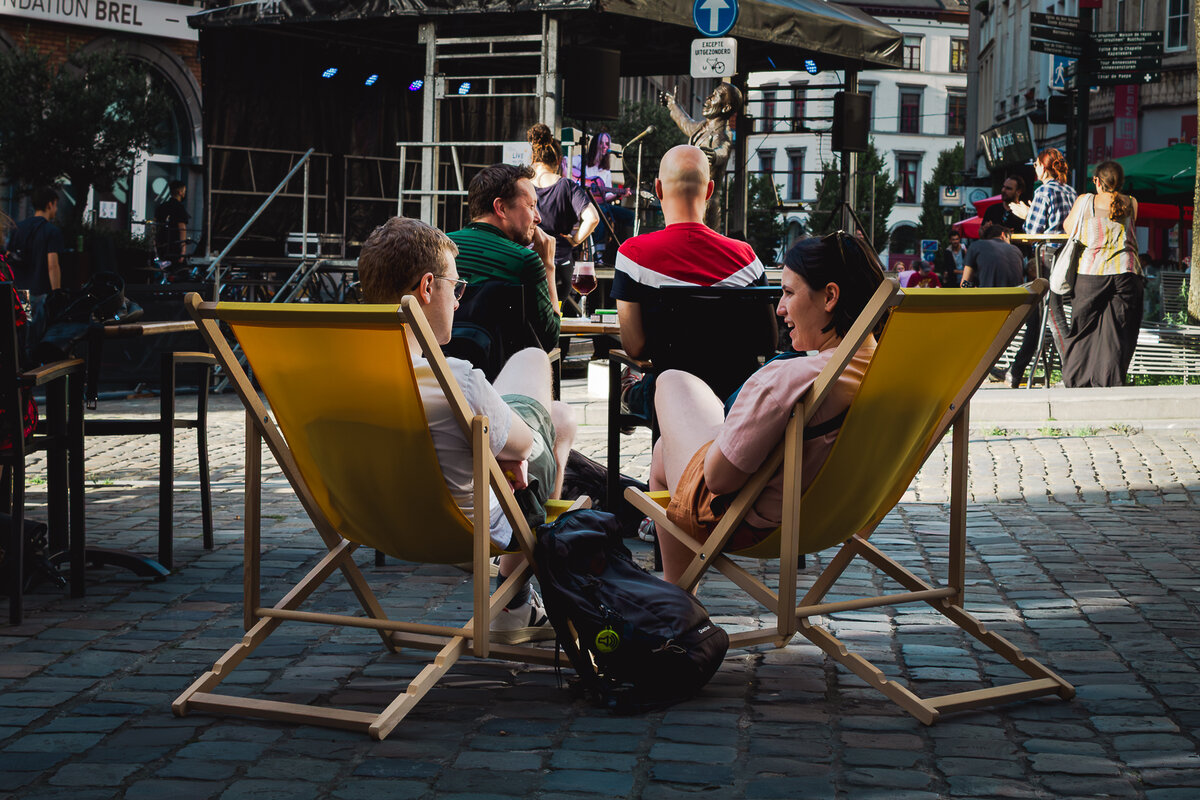 Reportage tourisme, terrasse en chaises longues sur place pavée par Luca Struglia
