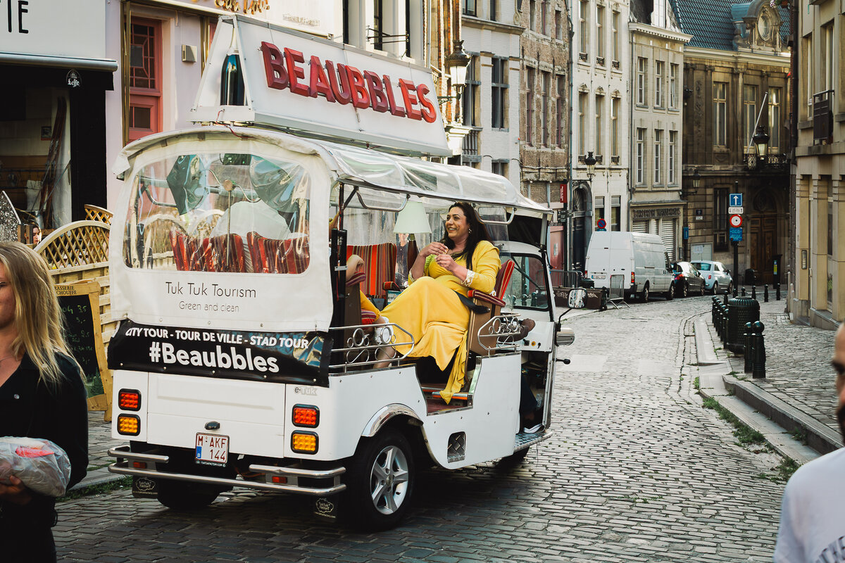 Reportage tourisme, tuk-tuk de visite dans une ruelle pavée par Luca Struglia