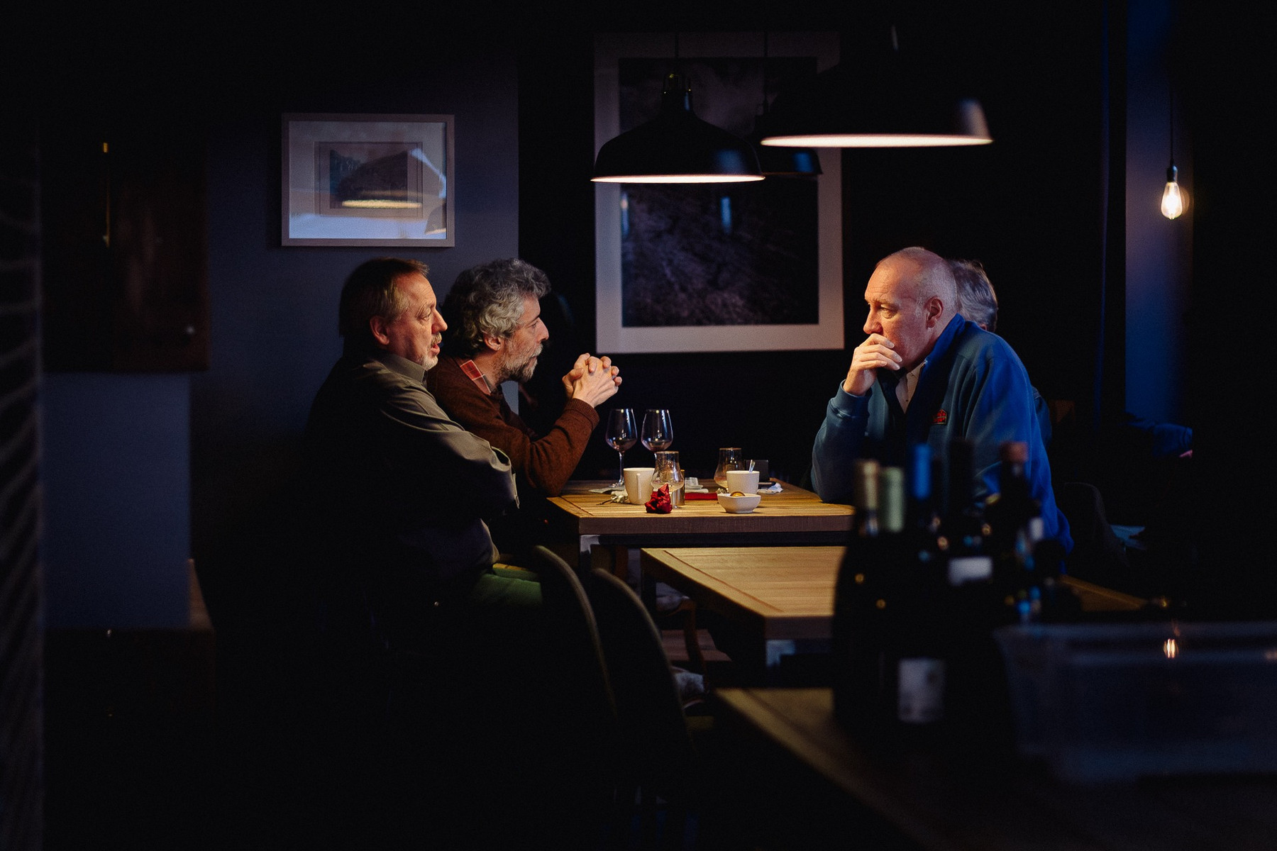Reportage tourisme dans une brasserie locale, lumière intimiste