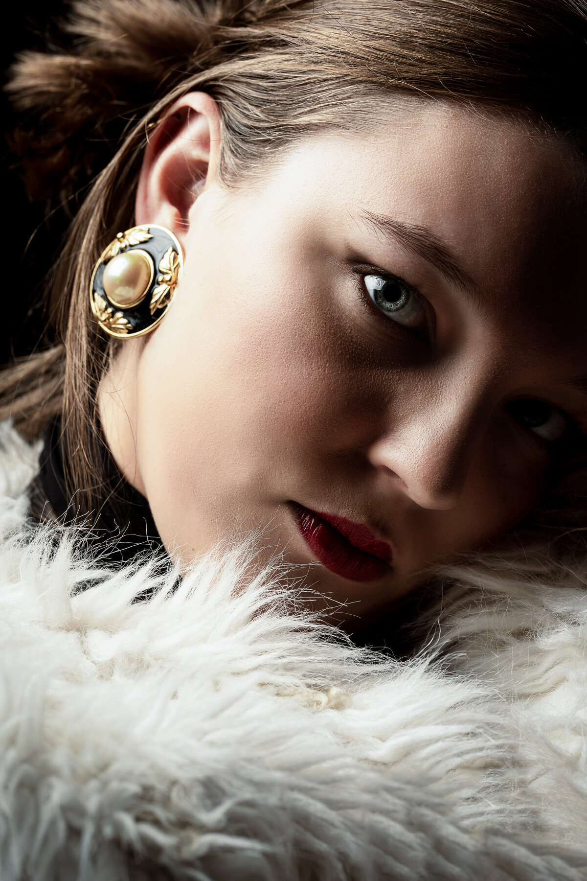 Portrait studio en clair-obscur, femme aux boucles perle réalisé par Luca Struglia